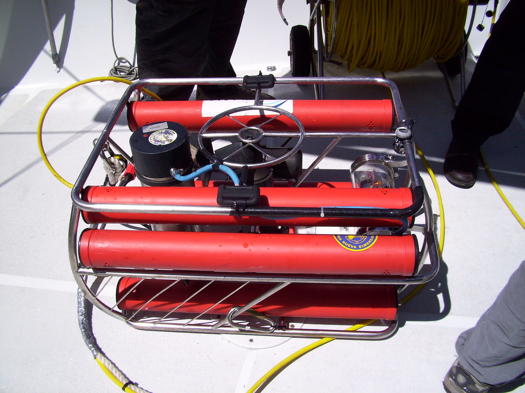 Underwater instrument for subsea inspection